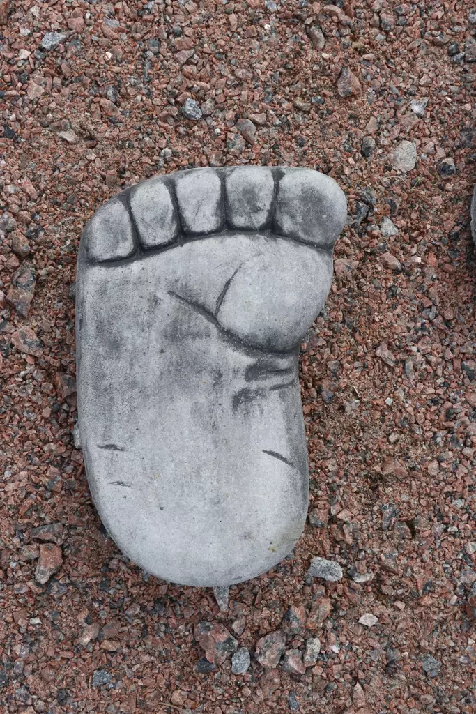 Betonipatsas, Jalanjäljet, vasen - Sisustus - 103973 - 1