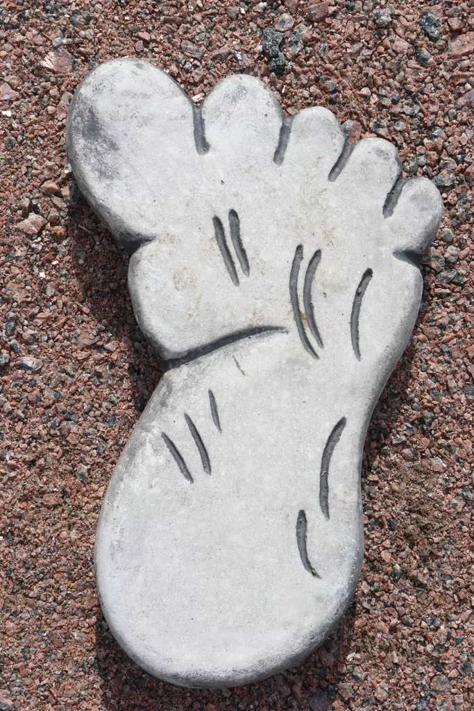 Betonipatsas, Peikonjäljet, oikea - Sisustus - 104993 - 1