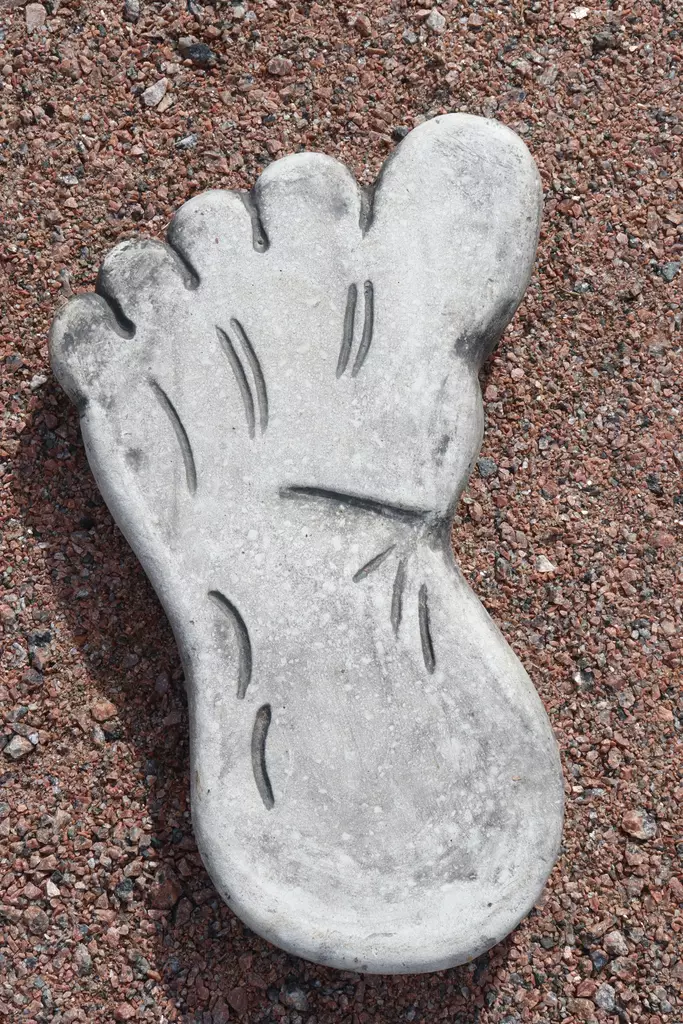 Betonipatsas, Peikonjäljet, vasen - Sisustus - 103974 - 1